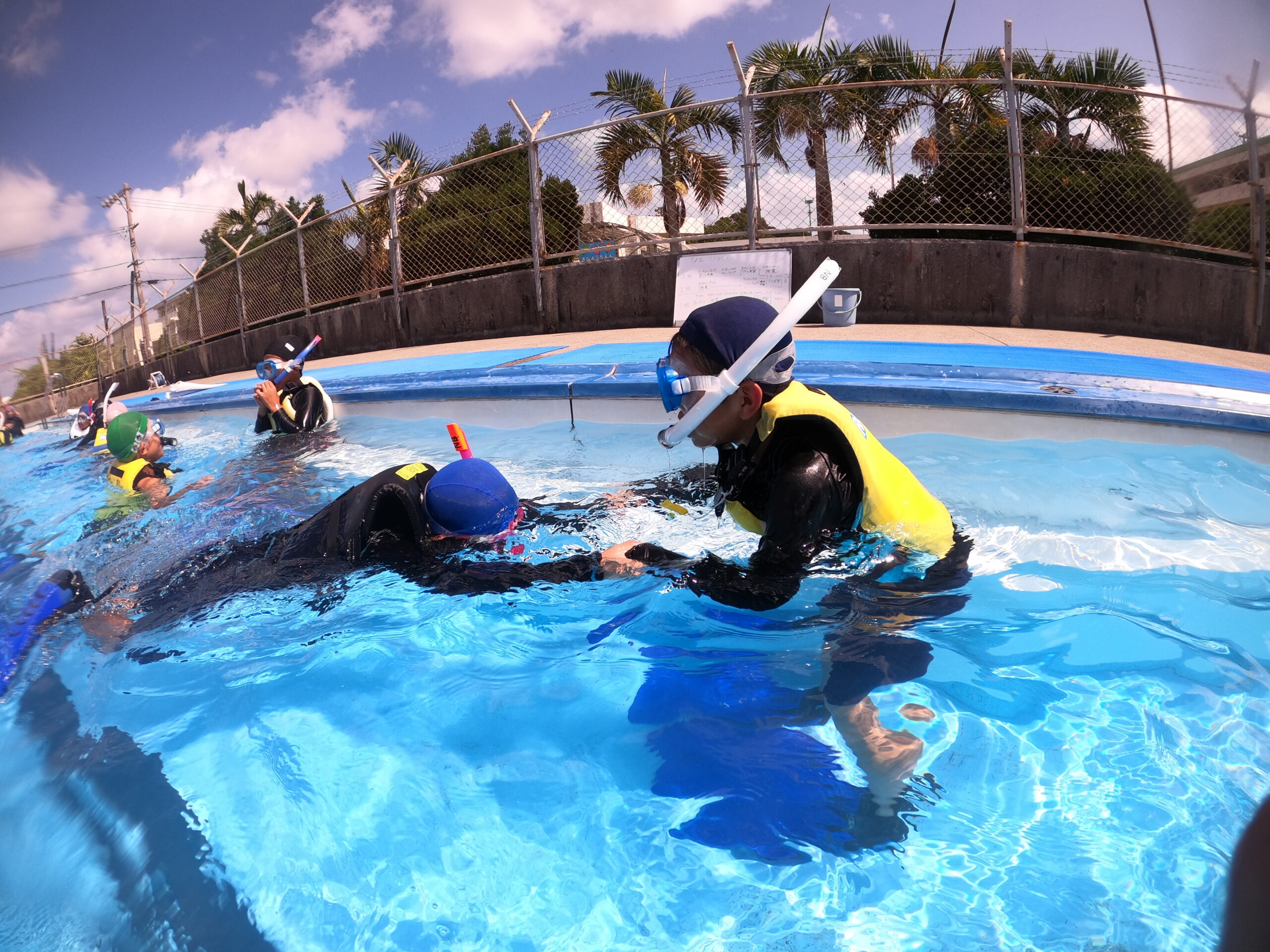 地域小学校のプールでの水難防止講習　器材を上手く使えるようにセルフレスキュー講習