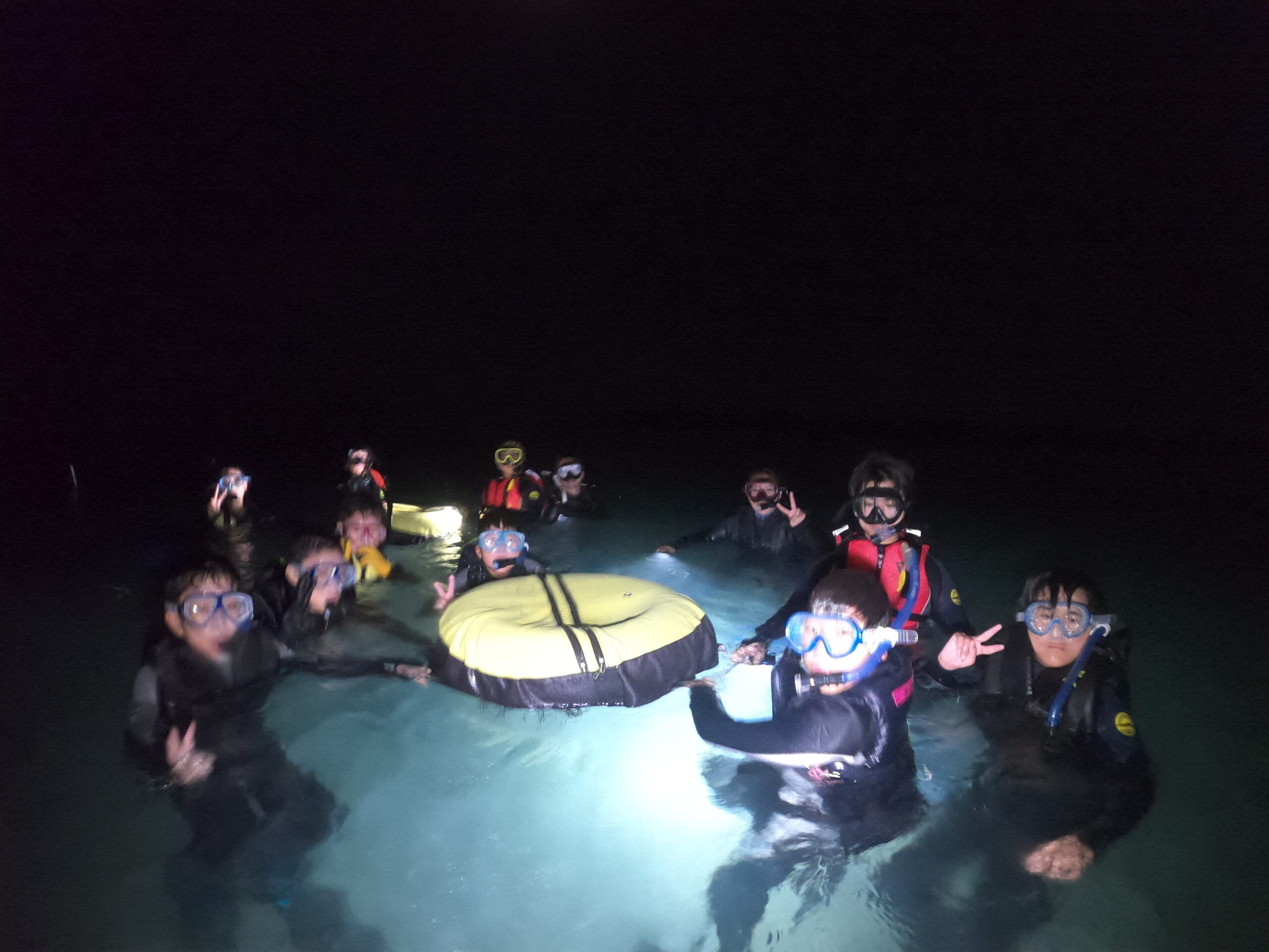 夜の海でモリ突きもする