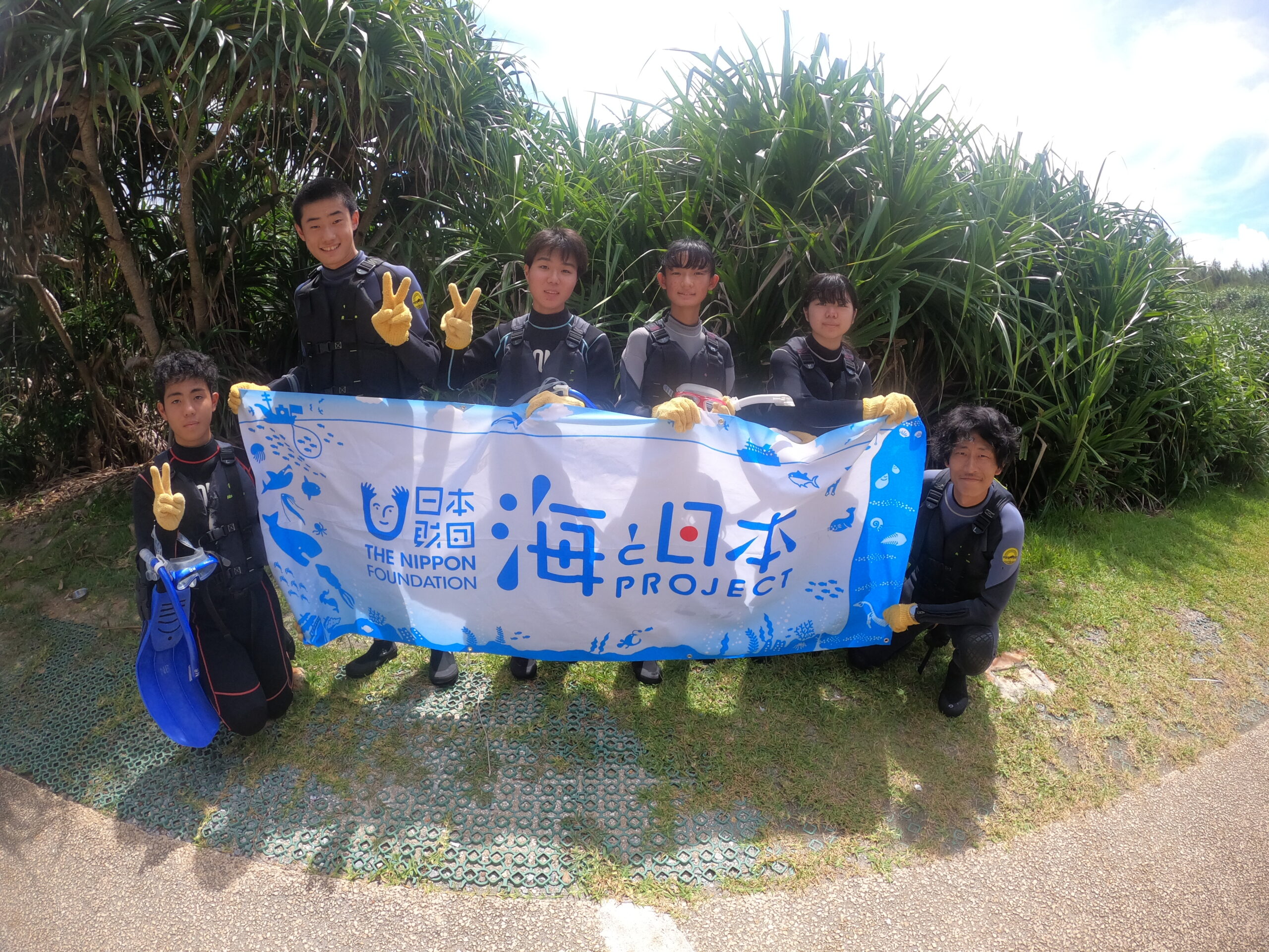 実際に中学校の部活動にて（地域の資源を修学旅行生へ案内する部活動）地域の資源を見に行く海洋実習